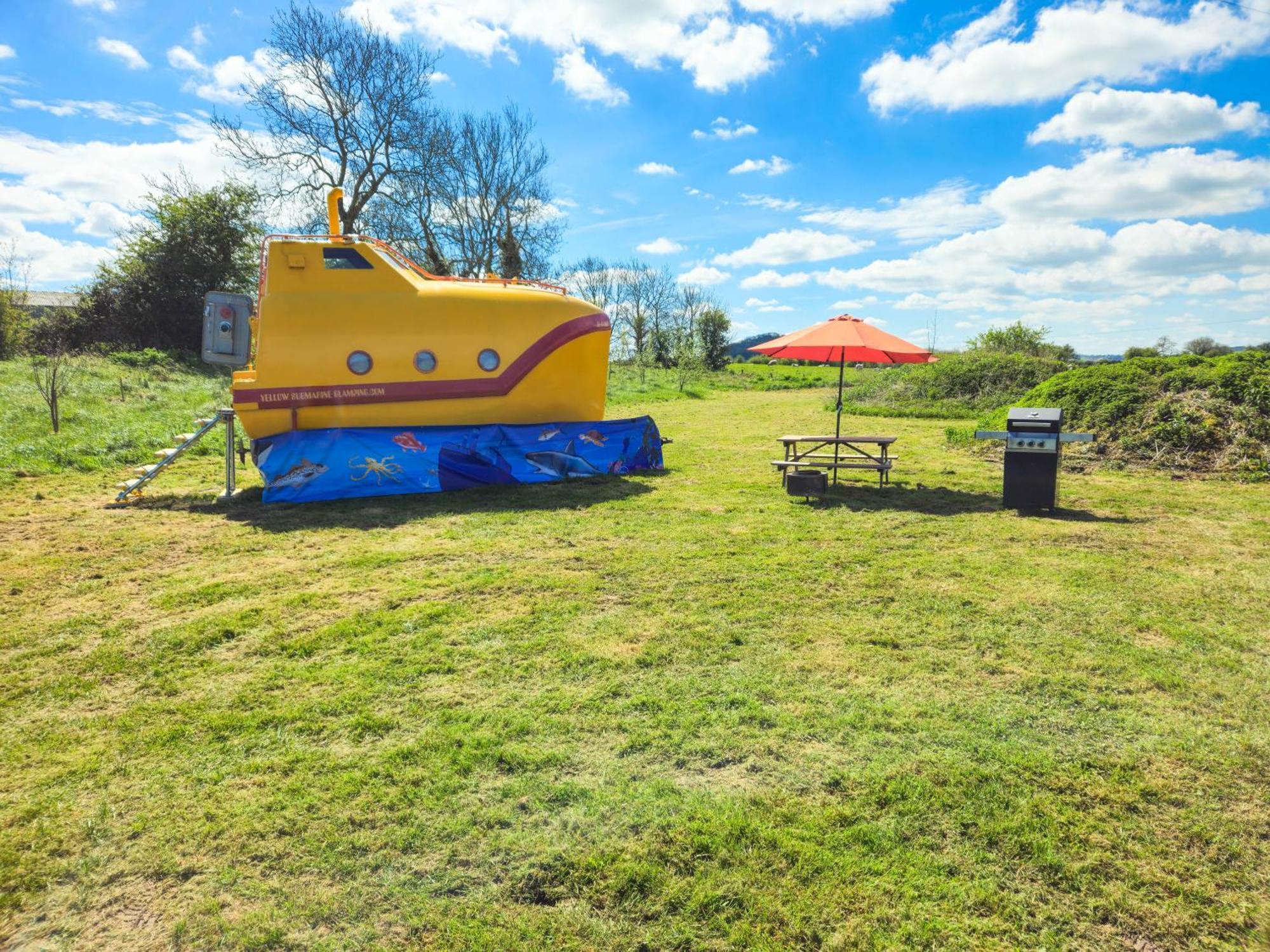 The Yellow Submarine Cheddar Exterior photo
