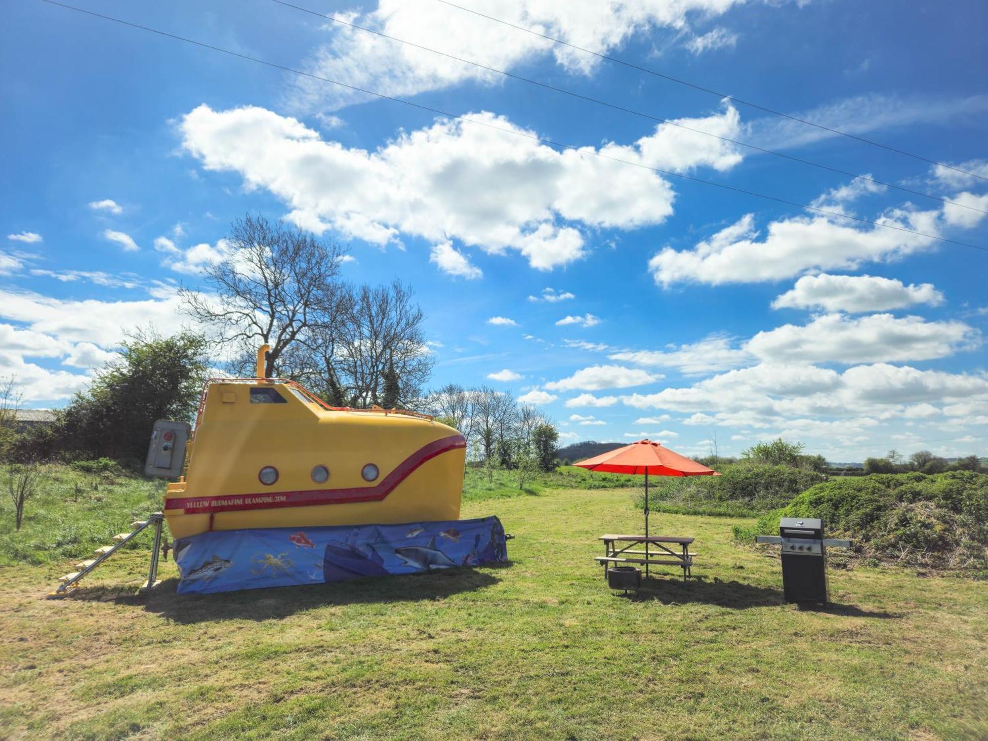 The Yellow Submarine Cheddar Exterior photo
