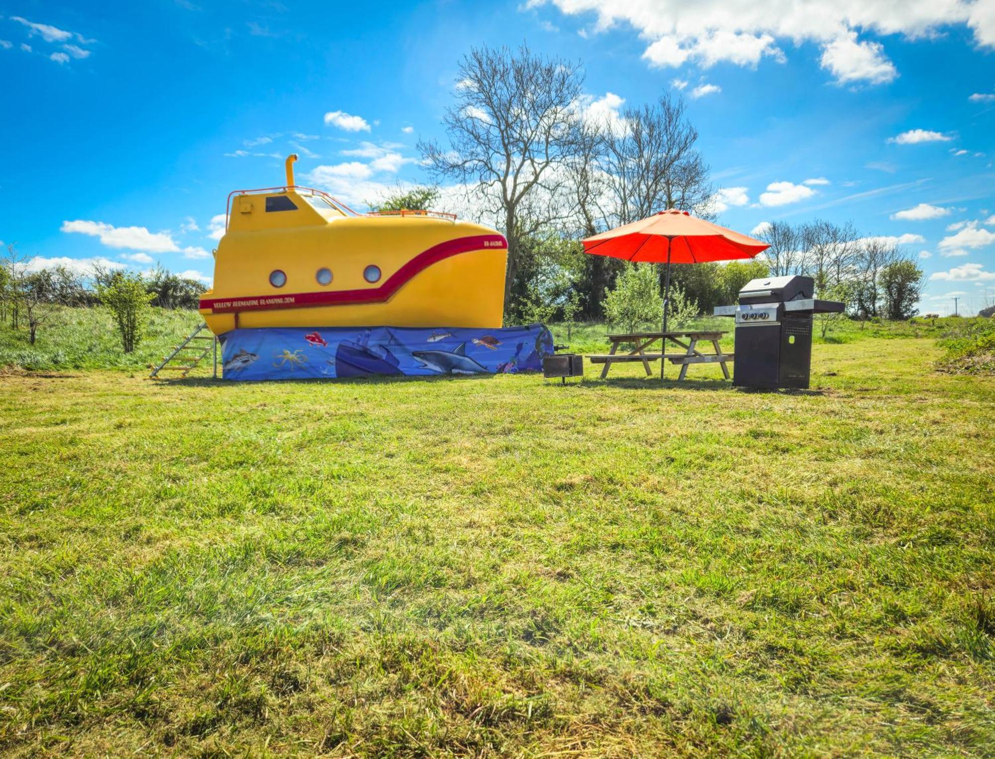 The Yellow Submarine Cheddar Exterior photo