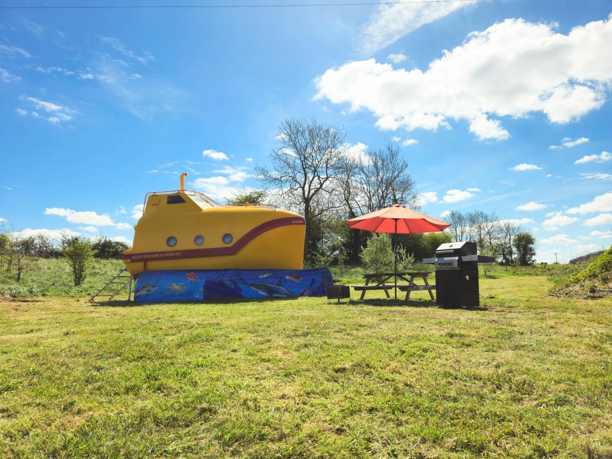 The Yellow Submarine Cheddar Exterior photo