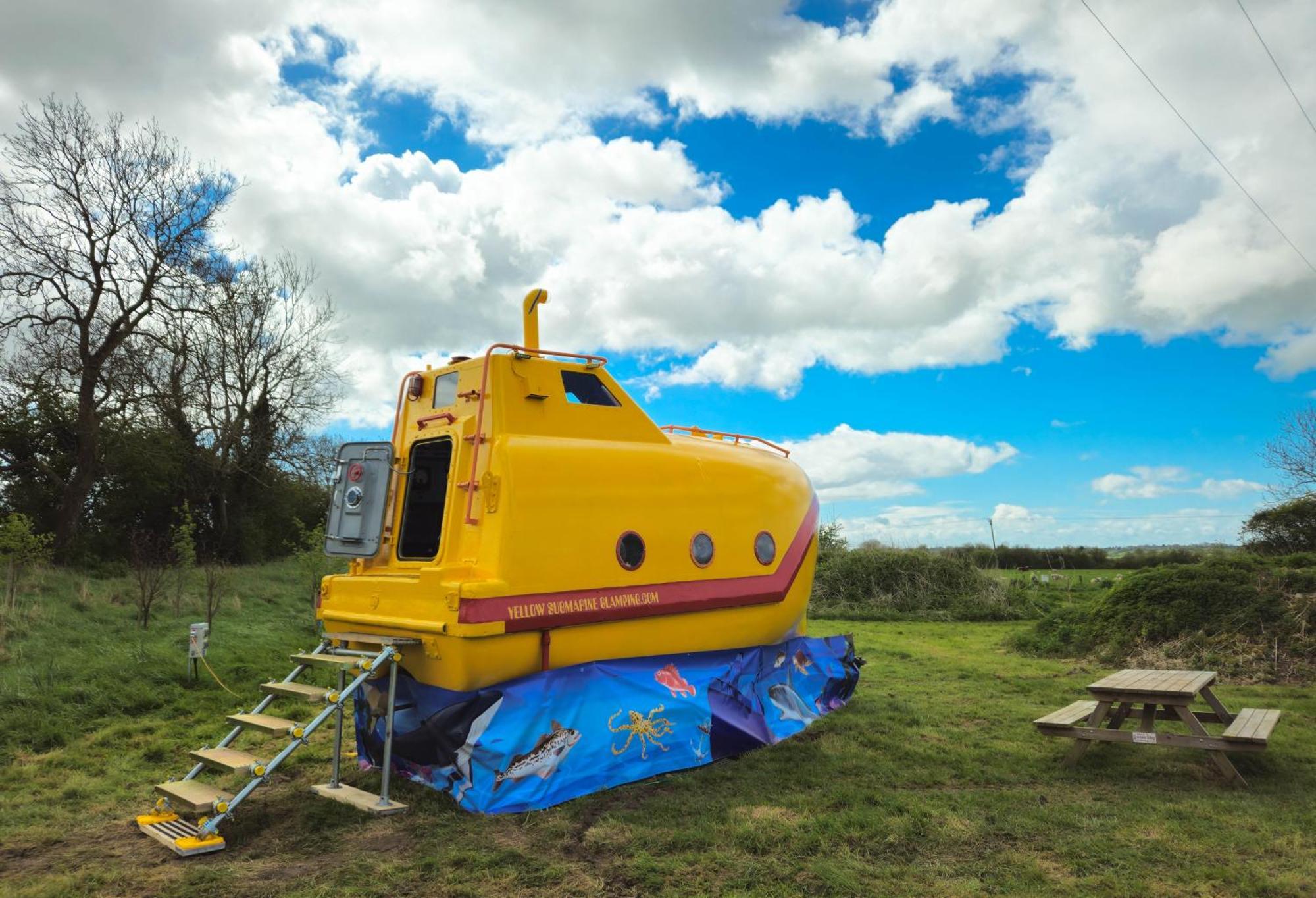 The Yellow Submarine Cheddar Exterior photo