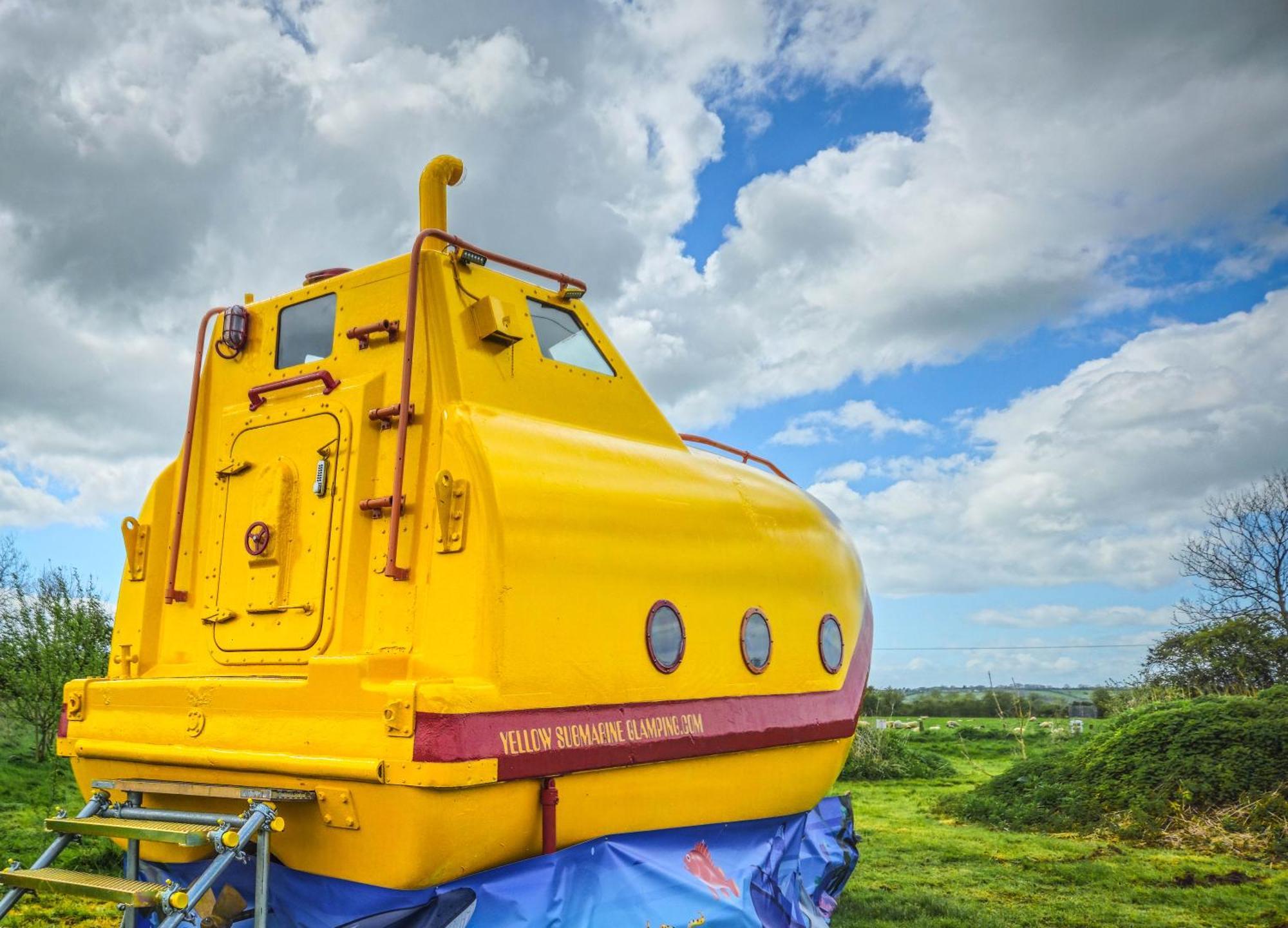 The Yellow Submarine Cheddar Exterior photo
